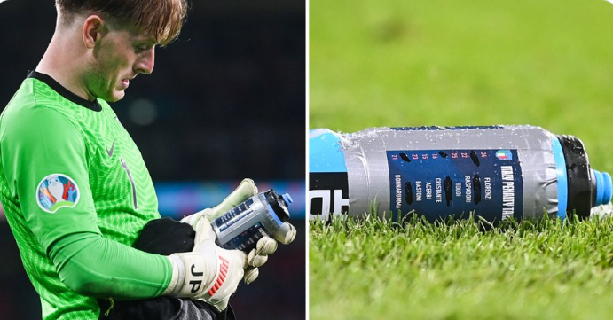 футбольный вратарь пьет воду из бутылки на поле, крупный план