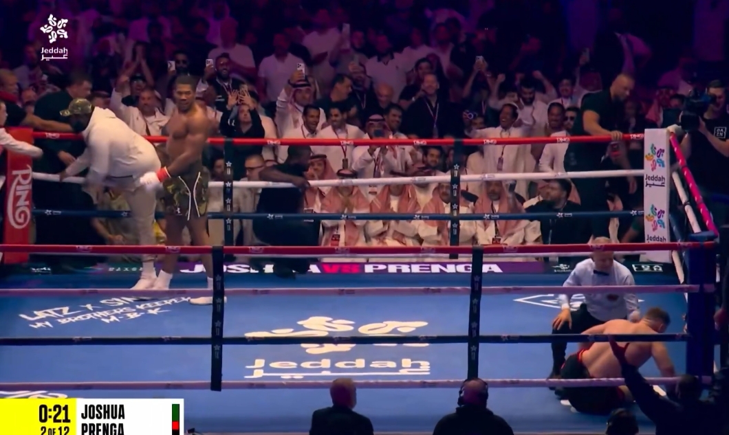 VIDEO  Prenga bie  knock out  pas raundit të dytë  Joshua del fitimtar nga ringu